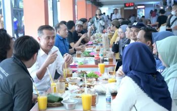 Penjabat Gubernur Jawa Barat Bey Triadi Machmudin (dua kiri) berbincang dengan para wartawan di Gedung Sate, Kota Bandung, Senin (25/9/2023). (Pemprov Jawa Barat)