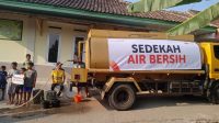 BANTUAN AIR : Personel Dinas Perkim Kabupaten Sukabumi saat salurkan bantuan air bersih di Kecamatan Cisolok Sukabumi. (foto : ist)
