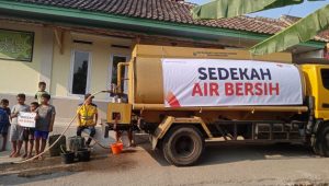 Dinas Perkim Kabupaten Sukabumi Salurkan Bantuan Air Bersih di Cisolok 