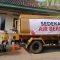 BANTUAN AIR : Personel Dinas Perkim Kabupaten Sukabumi saat salurkan bantuan air bersih di Kecamatan Cisolok Sukabumi. (foto : ist)