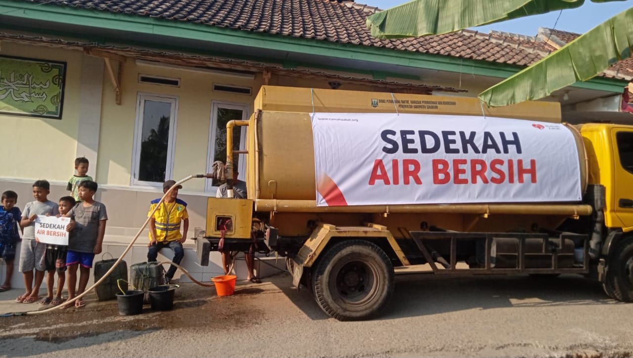 BANTUAN AIR : Personel Dinas Perkim Kabupaten Sukabumi saat salurkan bantuan air bersih di Kecamatan Cisolok Sukabumi. (foto : ist)