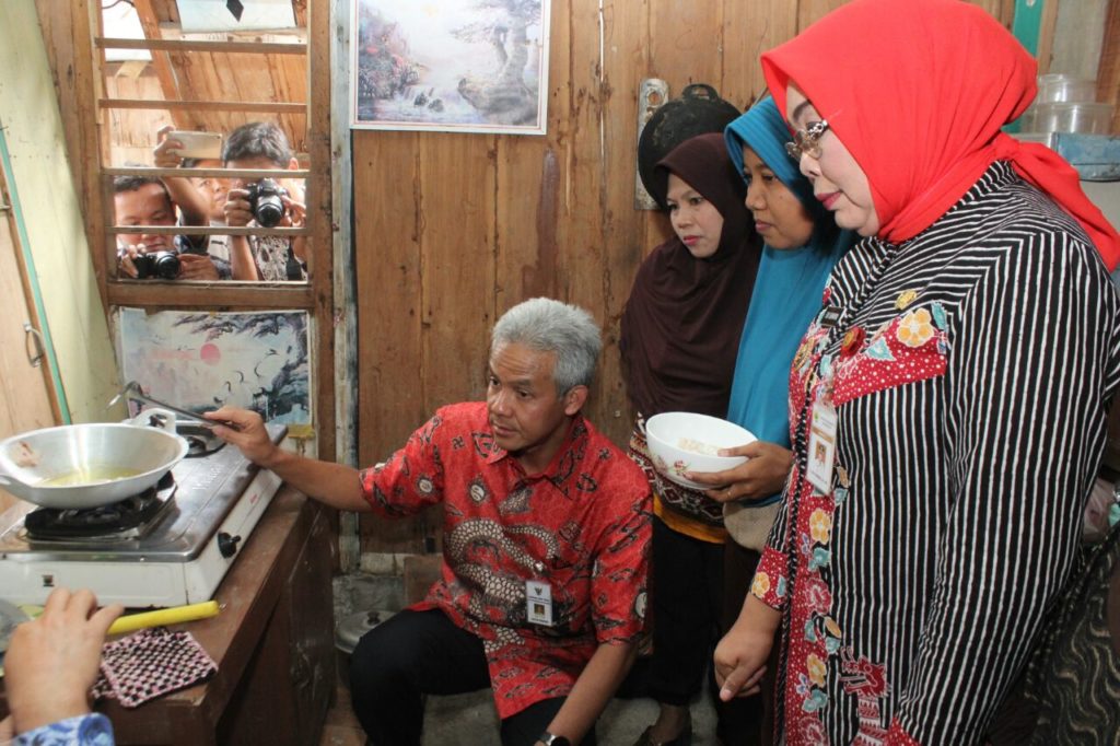 ENERGI ALTERNATIF: Ganjar Pranowo meninjau salah satu desa yang memanfaatkan energi baru terbarukan (EBT) sebagai pengganti gas elpiji dan listrik PLN. (Foto: Humas Pemprov Jateng)