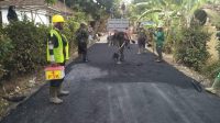 DIPERBAIKI : Jalan Pengubung Desa Kadaleman dan Desa Caringinnunggal Surade saat tengah diperbaiki oleh Dinas PU Kabupaten Sukabumi. (foto : ist)