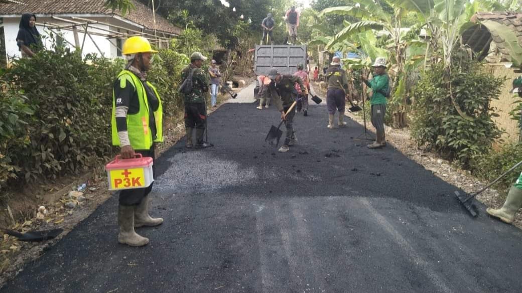 DIPERBAIKI : Jalan Pengubung Desa Kadaleman dan Desa Caringinnunggal Surade saat tengah diperbaiki oleh Dinas PU Kabupaten Sukabumi. (foto : ist)