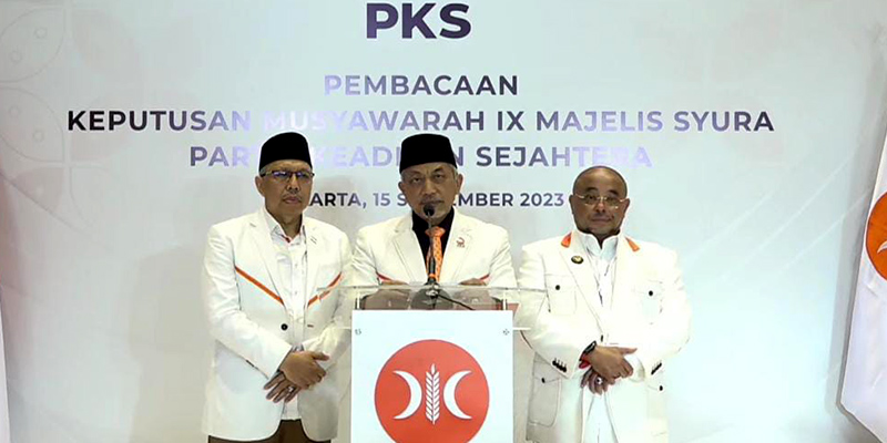 Presiden PKS Ahmad Syaikhu didampingi Sekretaris Jenderal Habib Aboe Bakar Alhabsyi dan Bendahara Umum Mahfudz Abdurrahman/Ist