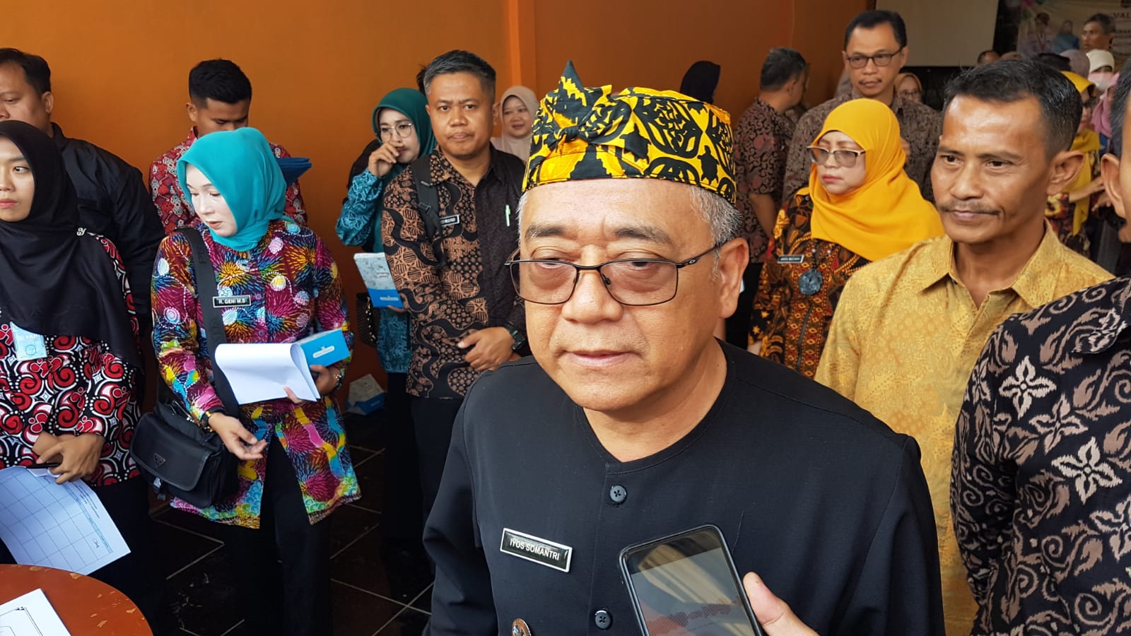 DIWAWANCARAI : Wakil Bupati Sukabumi, Iyos Somantri saat diwawancarai Radar Sukabumi terkait kasus gizi buruk yang menimpa gadis asal Kecamatan Sukalarang.