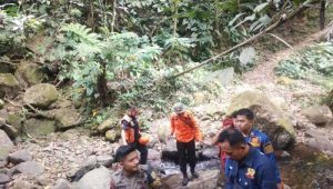 Wisatawan di Curug Kembar Bogor Tersesat