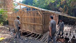 Dua Bangunan Liar di Palabuhabratu Dirobohkan Paksa