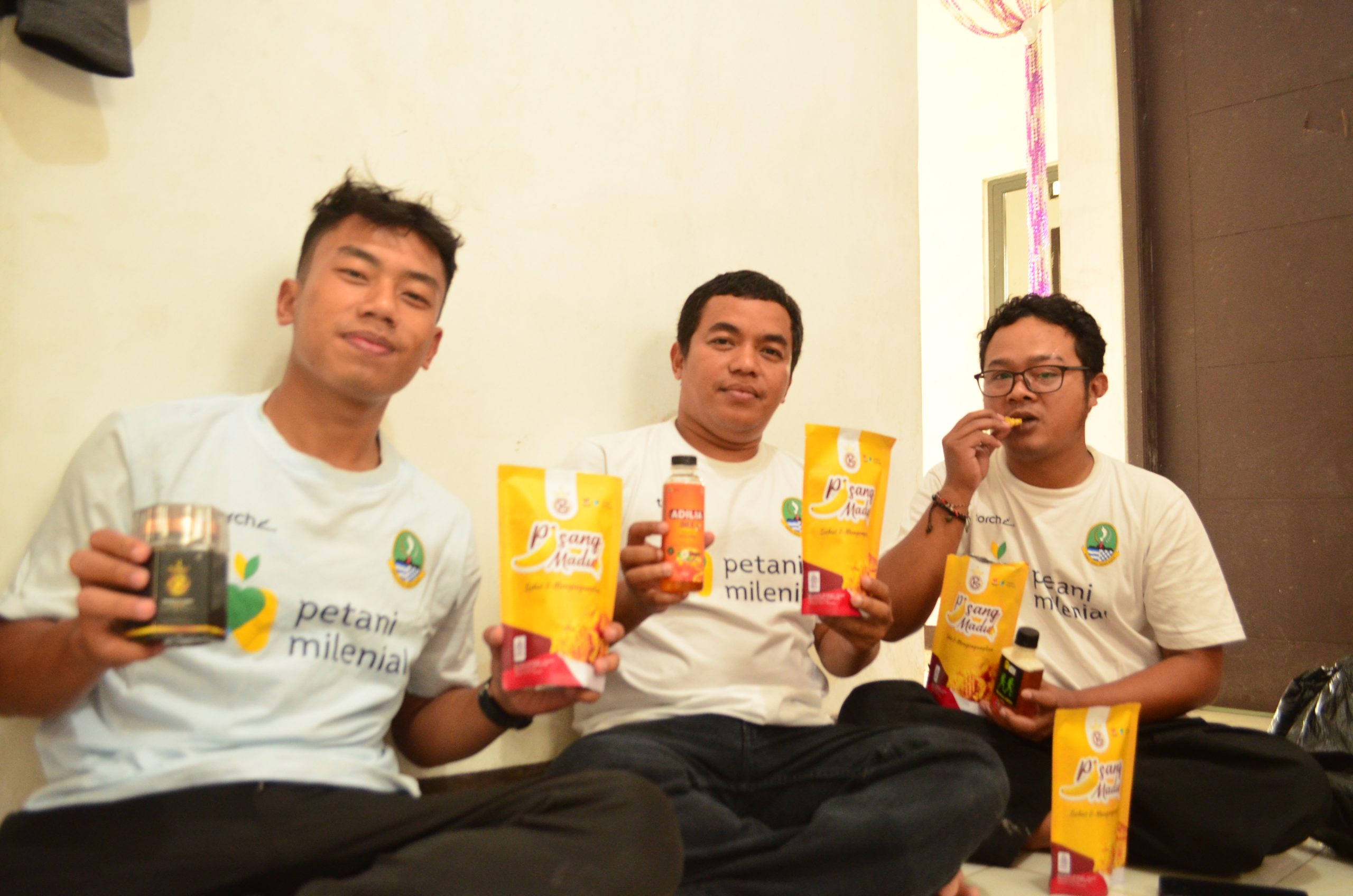 Dani Rustiawan (30), Adi Wiriadi (38) dan Ariel Ramdani (21) adalah tiga pemuda yang terus melakukan inovasi. Ya ketiganya merupakan petani milenial asal Sukabumi yang berfokus pada budidaya madu lebah trigona.