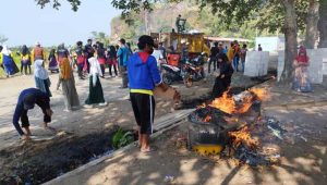 Forkompimcam Cisolok Sukabumi Bersihkan Sampah, Peduli Lingkungan Kawasan Wisata