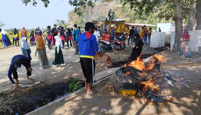 Forkompimcam Cisolok Sukabumi Bersihkan Sampah