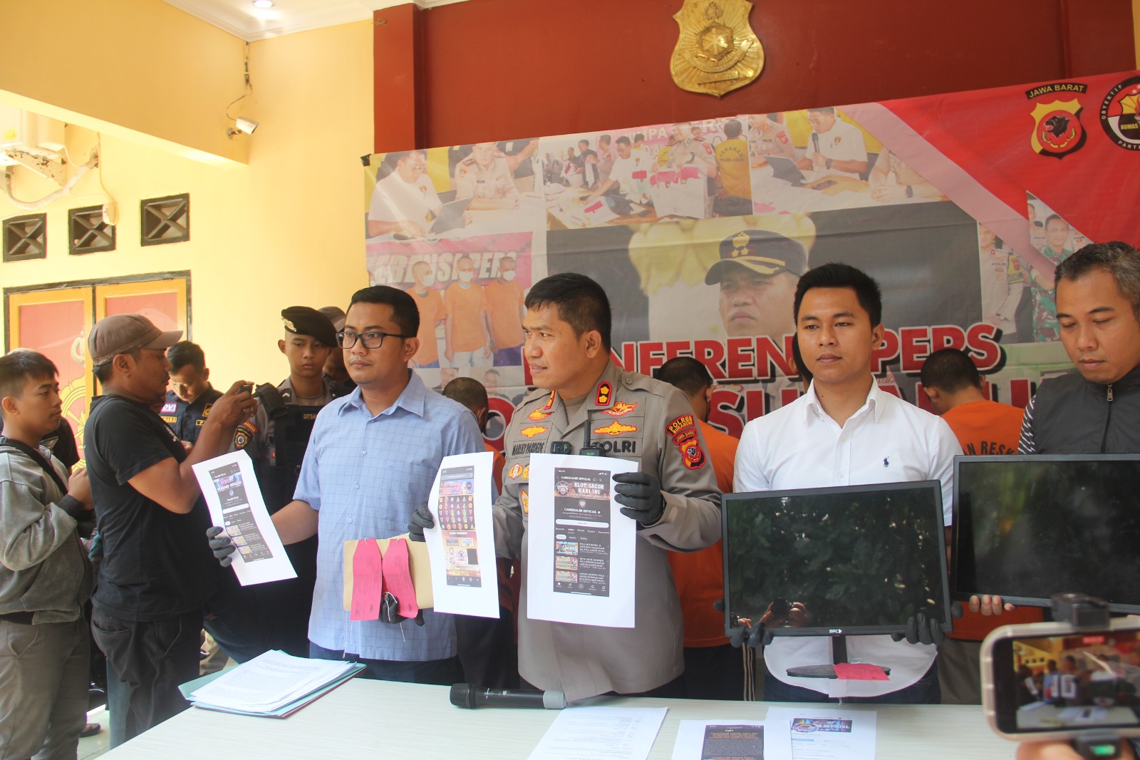 BARANG BUKTI : Kapolres Sukabumi, AKBP Maruly Pardede saat menunjukan barang bukti kasus perjudian online. (Foto : Humas Polres Sukabumi)
