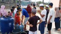 KRISIS AIR BERSIH: Warga Desa Cimangkok, Kecamatan Sukalarang, saat antri mendapatkan bantuan air bersih dari pemerintah Desa Cimangkok, belum lama ini.(foto : ist)