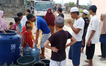 KRISIS AIR BERSIH: Warga Desa Cimangkok, Kecamatan Sukalarang, saat antri mendapatkan bantuan air bersih dari pemerintah Desa Cimangkok, belum lama ini.(foto : ist)
