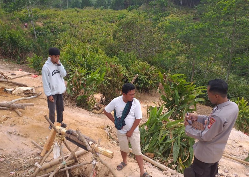 OLAH TKP : Anggota Personel polisi dari polsek Ciemas saat meninjau lokasi PETI yang menimbulkan korban jiwa. (Foto : ist)
