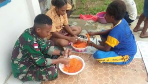 Dapur Kreatif, Satgas Yonif 310 Sukabumi Latih Anak-anak Papua Membuat Bala-bala