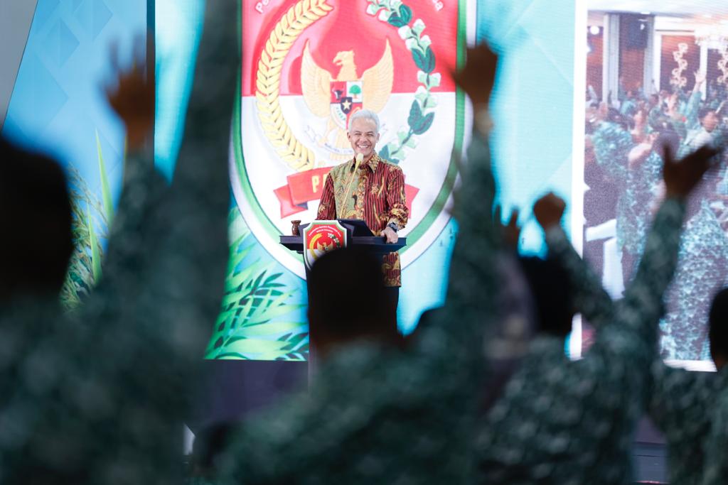 BAHAS REGULASI: Ganjar Pranowo menghadiri rakernas Perkumpulan Aparatur Pemerintah Desa Seluruh Indonesia (PAPDESI) di Gedung Smesco, Jakarta Selatan, Selasa (26/9).