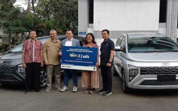 Kadisdik Jabar Menerima Bantuan 2 Unit Mobil Hyundai