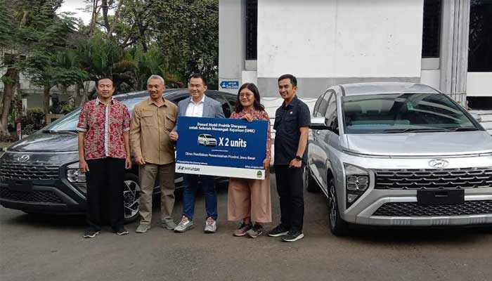 Kadisdik Jabar Menerima Bantuan 2 Unit Mobil Hyundai