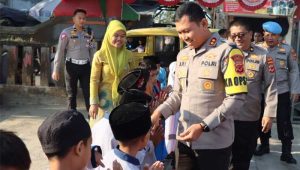 Kapolres Sukabumi Kota Bagikan Peralatan Sekolah Bagi Puluhan Siswa Yatim di SDN Cilangla