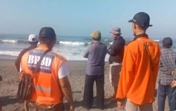 PENCAIRAN KORBAN : Badan Penanggulangan Bencana Daerah (BPBD) Kabupaten Cianjur, Jawa Barat bersama tim SAR gabungan melakukan pencarian.