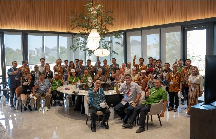 FOTO BERSAMA : Anggota dan perwakilan asosiasi dari berbagai kabupaten, kota, dan provinsi di seluruh Indonesia, foto berfoto bersama pada kegiatan peringatan berdirinya Asosiasi Pengusaha Air Minum Kemasan Nasional (Asparminas) tanggal 28 September. (Foto :ist)