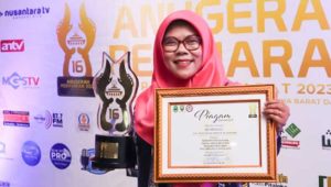 Sri Siswanti Sabet Penghargaan KPID Award Jabar