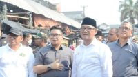 Bupati Bogor Iwan Setiawan meninjau lokasi kebakaran di Pasar Leuwiliang, Kabupaten Bogor, Jawa Barat, Jumat (29/9/2023). (Humas Pemkab Bogor)
