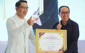 Sekda Kabupaten Sukabumi Ade Suryaman menerima secara simbolis penghargaan anubhawa sasana desa/kelurahan tingkat Provinsi Jabar yang diberikan langsung oleh Gubernur Jabar Ridwan Kamil di Bandung, Sabtu (2/9/2023). (Humas Pemkab Sukabumi)