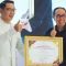 Sekda Kabupaten Sukabumi Ade Suryaman menerima secara simbolis penghargaan anubhawa sasana desa/kelurahan tingkat Provinsi Jabar yang diberikan langsung oleh Gubernur Jabar Ridwan Kamil di Bandung, Sabtu (2/9/2023). (Humas Pemkab Sukabumi)