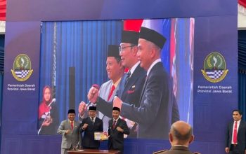 Ridwan Kamil (tengah) dan UU Ruzhanul Ulum (kiri) menyerahkan memori jabatan pada Penjabat Gubernur Jawa Barat Bey Triadi Machmudin di Aula Barat Gedung Sate, Kota Bandung, Jawa Barat, Selasa (5/9/2023).
