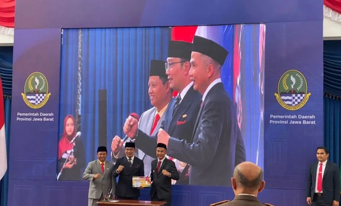 Ridwan Kamil (tengah) dan UU Ruzhanul Ulum (kiri) menyerahkan memori jabatan pada Penjabat Gubernur Jawa Barat Bey Triadi Machmudin di Aula Barat Gedung Sate, Kota Bandung, Jawa Barat, Selasa (5/9/2023).