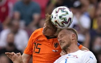 Pemain Belanda Marten de Roon (kiri) dan pemain Republik Ceko AntonÃ­n BarÃ¡k berebut bola dalam laga 16 besar Piala Eropa di Puskas Arena, Budapest, Hungaria, Minggu (27/6/2021). REUTERS/Darko Bandic/foc.