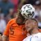 Pemain Belanda Marten de Roon (kiri) dan pemain Republik Ceko AntonÃ­n BarÃ¡k berebut bola dalam laga 16 besar Piala Eropa di Puskas Arena, Budapest, Hungaria, Minggu (27/6/2021). REUTERS/Darko Bandic/foc.
