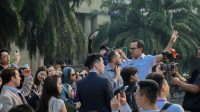Wali Kota Bogor, Jawa Barat Bima Arya Sugiarto saat menemani city tour 80 delegasi ASEAN Youth di depan Tepas Salapan Lawang pada Rabu (6/9/2023). (Pemkot Bogor)