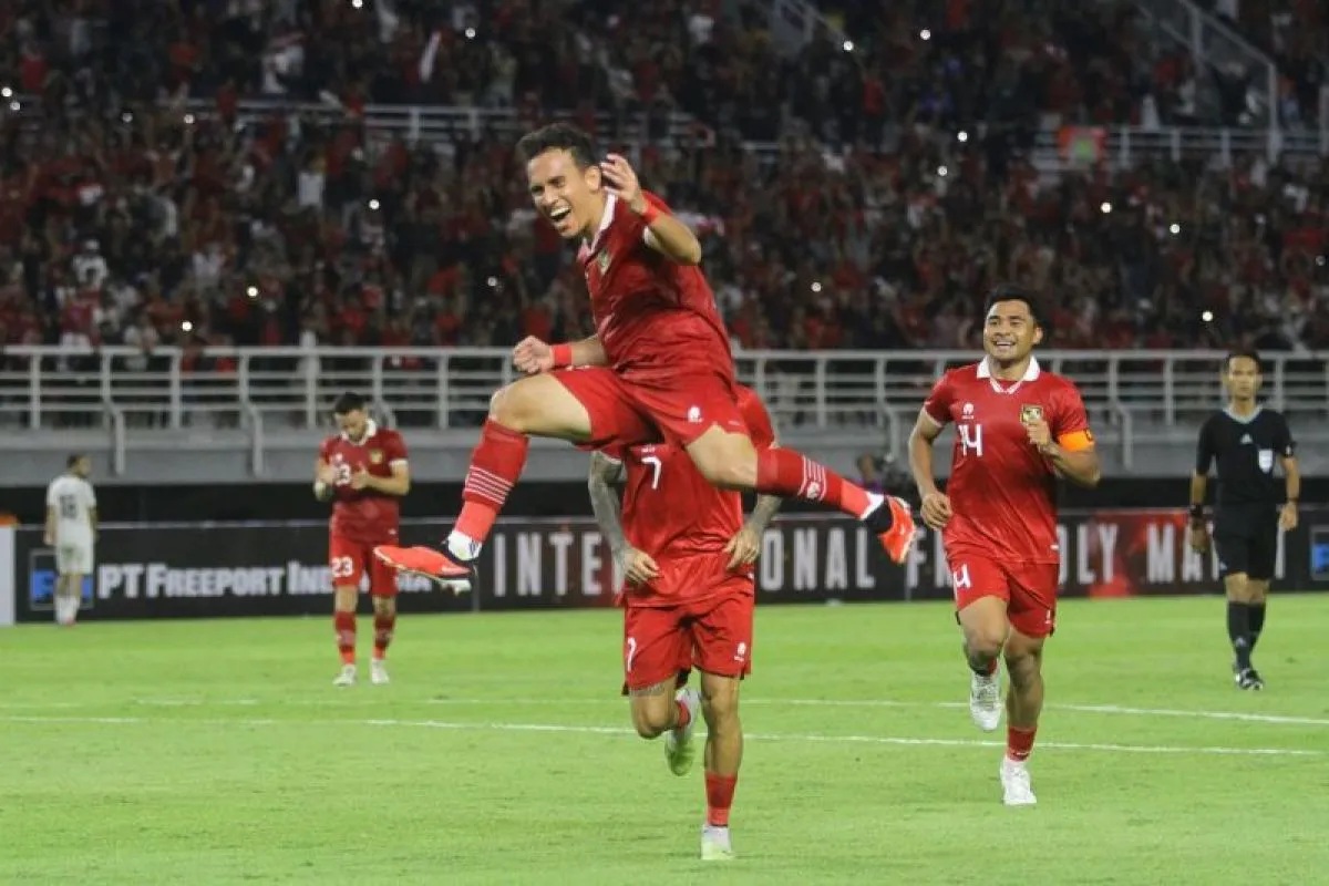 Pemain Timnas Indonesia Egy Maulana Vikri (tengah) berselebrasi usai mencetak gol ke gawang Turkmenistan pada laga FIFA Matchday di Stadion GBT Surabaya, Jumat (8/9/2023) malam. (Moch Asim)