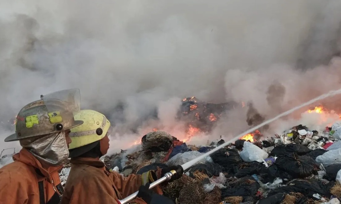 Petugas damkar berupaya memadamkan api di TPA Kopi Luhur, Kota Cirebon, Jawa Barat, Sabtu (9/9/2023). (F Rohman)