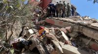 Tim penyelamat melakukan operasi pencarian setelah gempa bumi dahsyat terjadi di Amizmiz, Maroko, 9 September 2023. (REUTERS/ABDELHAK BALHAKI)