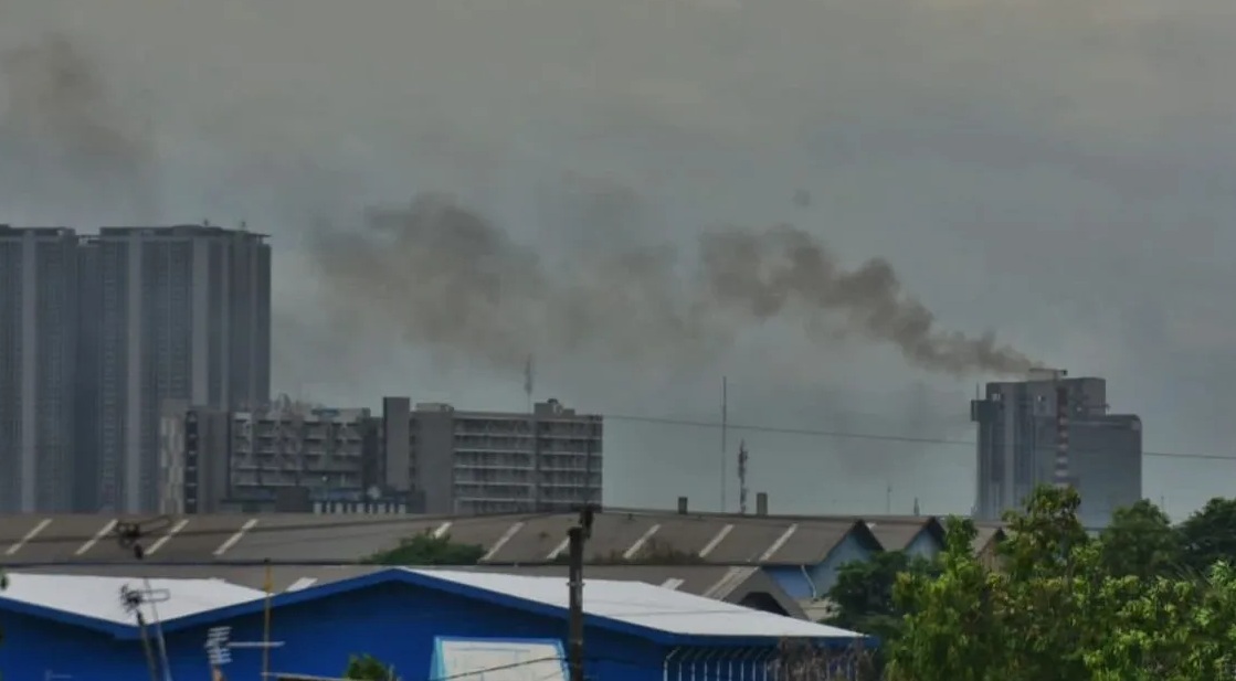 Kepulan asap keluar dari pabrik menandai operasional aktivitas perusahaan di salah satu kawasan industri Kabupaten Bekasi, Jawa Barat. (Pradita Kurniawan Syah)