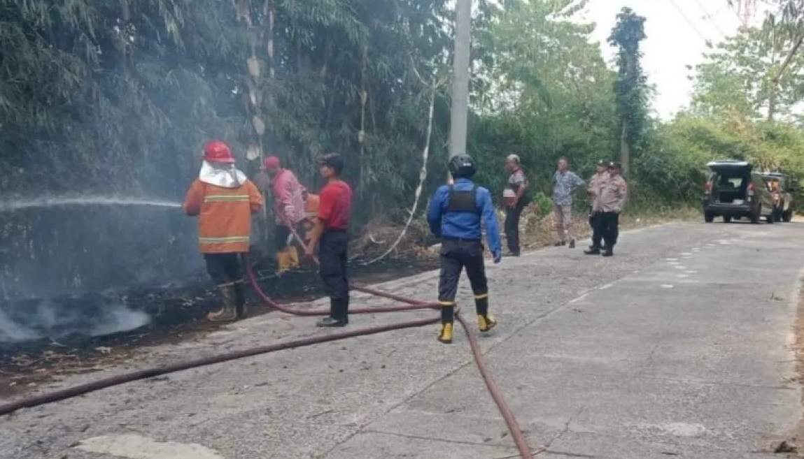 Diduga akibat puntung rokok yang dibuang sembarangan lahan kosong di pinggir Jalan Raya Cibeber, Kabupaten Cianjur, Jawa Barat, terbakar, sehingga petugas langsung melakukan pemadaman. (Ahmad Fikri)