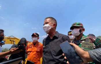 Penjabat Gubernur Jawa Barat Bey Triadi Machmudin memberikan keterangan usai meninjau penanganan kebakaran di TPA Sarimukti, Kecamatan Cipatat, Kabupaten Bandung Barat, Selasa (12/9/2023). (Ricky Prayoga)