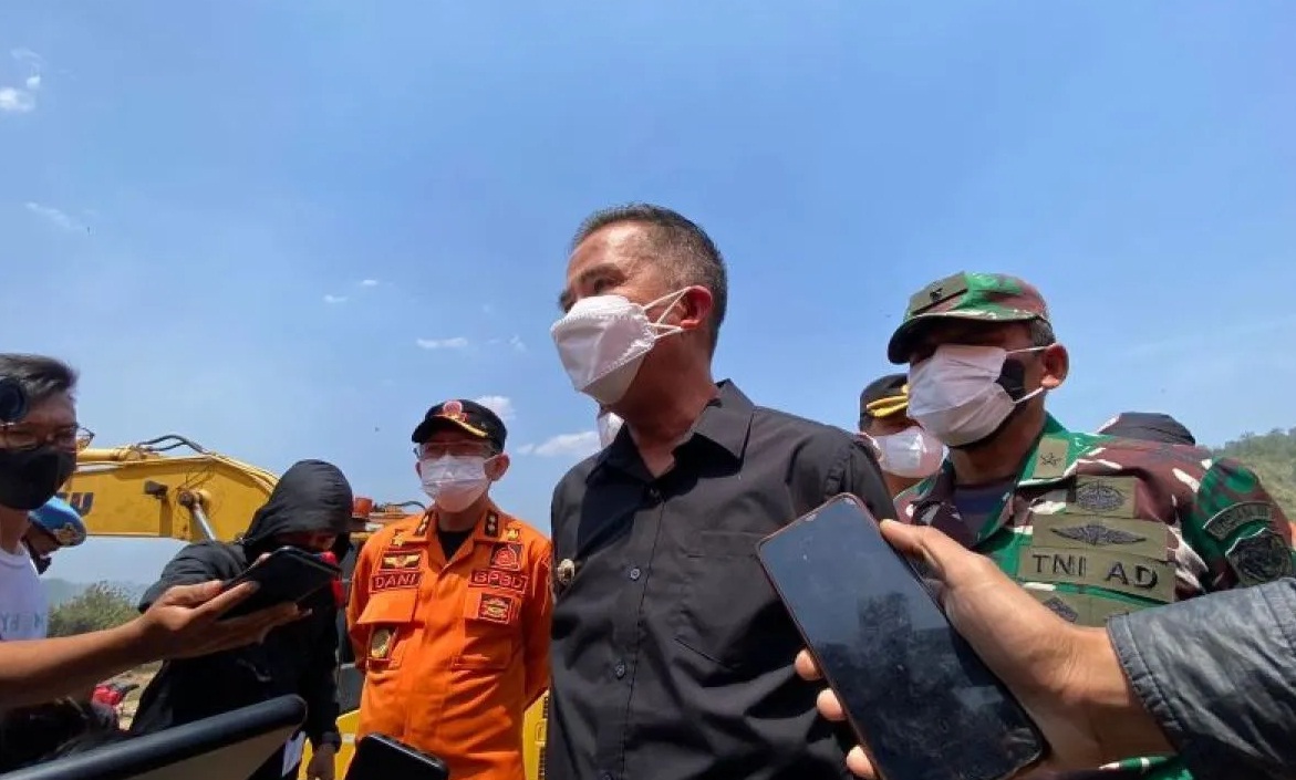 Penjabat Gubernur Jawa Barat Bey Triadi Machmudin memberikan keterangan usai meninjau penanganan kebakaran di TPA Sarimukti, Kecamatan Cipatat, Kabupaten Bandung Barat, Selasa (12/9/2023). (Ricky Prayoga)