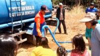 Petugas BPBD mendistribusikan air bersih untuk masyarakat di Kabupaten Garut, Jawa Barat. (BPBD Garut)