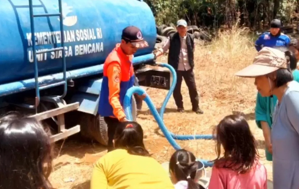 Petugas BPBD mendistribusikan air bersih untuk masyarakat di Kabupaten Garut, Jawa Barat. (BPBD Garut)