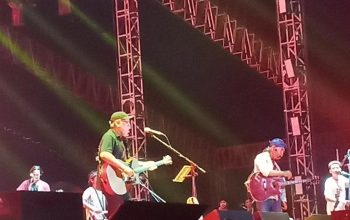 Musisi legendaris Iwan Fals tampil bersama dengan Sawung Jabo pada pergelaran Synchronize Fest 2023 di Gambir Expo Kemayoran, Jakarta Pusat pada Jumat (1/9) di mana keduanya pernah tergabung dalam grup musik Swami dan Kantata Takwa. (ANTARA)