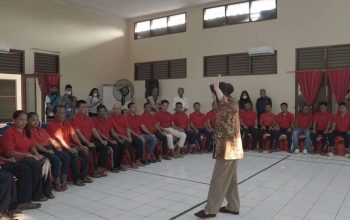 Menteri Sosial Tri Rismaharini memotivasi korban tindak pidana perdagangan orang di Rumah Perlindungan dan Trauma Center Bambu Apus, Jakarta Timur, Jumat (15/9/2023). (Kemensos)