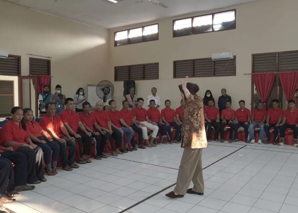 Menteri Sosial Tri Rismaharini memotivasi korban tindak pidana perdagangan orang di Rumah Perlindungan dan Trauma Center Bambu Apus, Jakarta Timur, Jumat (15/9/2023). (Kemensos)