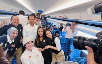 Vino G. Bastian berfoto bersama Presiden Joko Widodo saat uji coba operasional kereta cepat Jakarta-Bandung di Stasiun KCJB Halim, Jakarta, Rabu (13/9/2023). (Biro Pers Sekretariat Presiden)