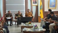 Wakil Bupati Sukabumi Iyos Somantri saat memaparkan potensi wisata dan sumber daya alam gurilapss kepada Tim Pusat Perancangan Undang-Undang Badan Keahlian DPR RI pada Jumat, (15/9) di Balai Kota Sukabumi.