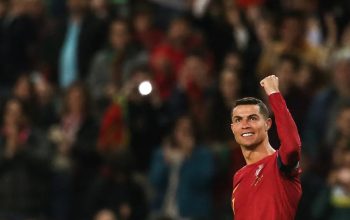 Bintang sepak bola asal Portugal Cristiano Ronaldo saat membela negaranya dalam pertandingan kualifikasi Piala Eropa 2024 melawan Liechtenstein di Stadion Jose Alvalade, Lisbon, 23 Maret 2023. (AFP-CARLOS COSTA)